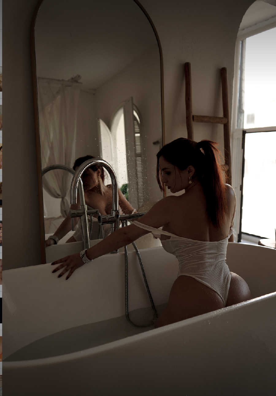 A playful frame from Miranda Faith nude — online in Terezin